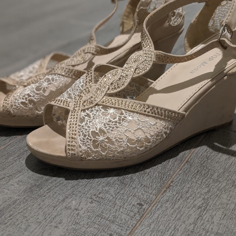 Nude wedges
